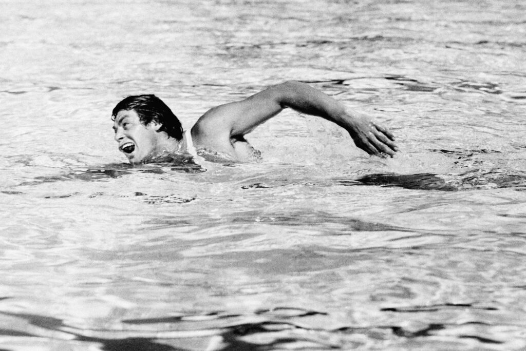 Johnny Weißmüller hatte eine tolle Schwimmtechnik, das zeigt er hier 1936, also lange nach seiner aktiven Karriere als Schwimmer