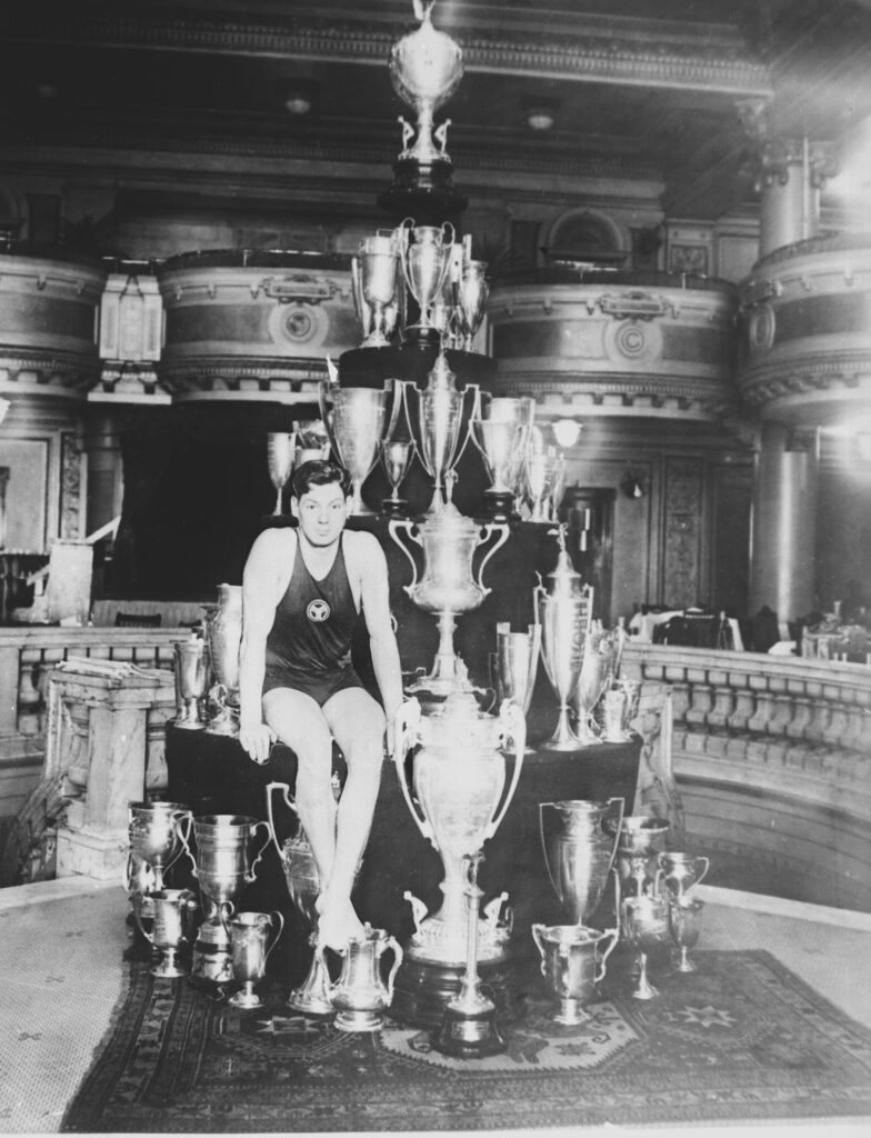 Johnny Weißmüller 1927 im Illinois Athletic Club mit all seinen Pokalen