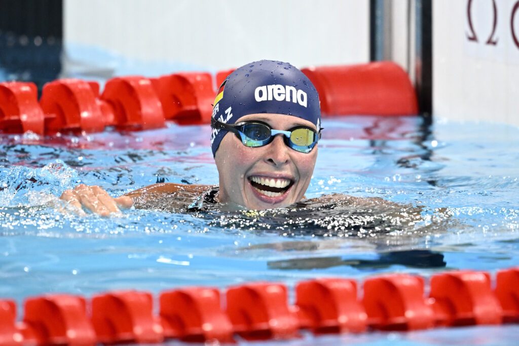 Tanja Scholz strahlt nach dem Anschlag im Wasser