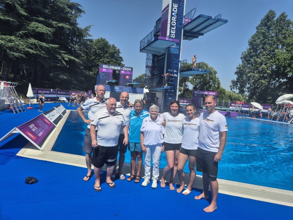 Teamfoto der deutschen Wasserspringer*innen bei der Masters-EM 2024 in Belgrad