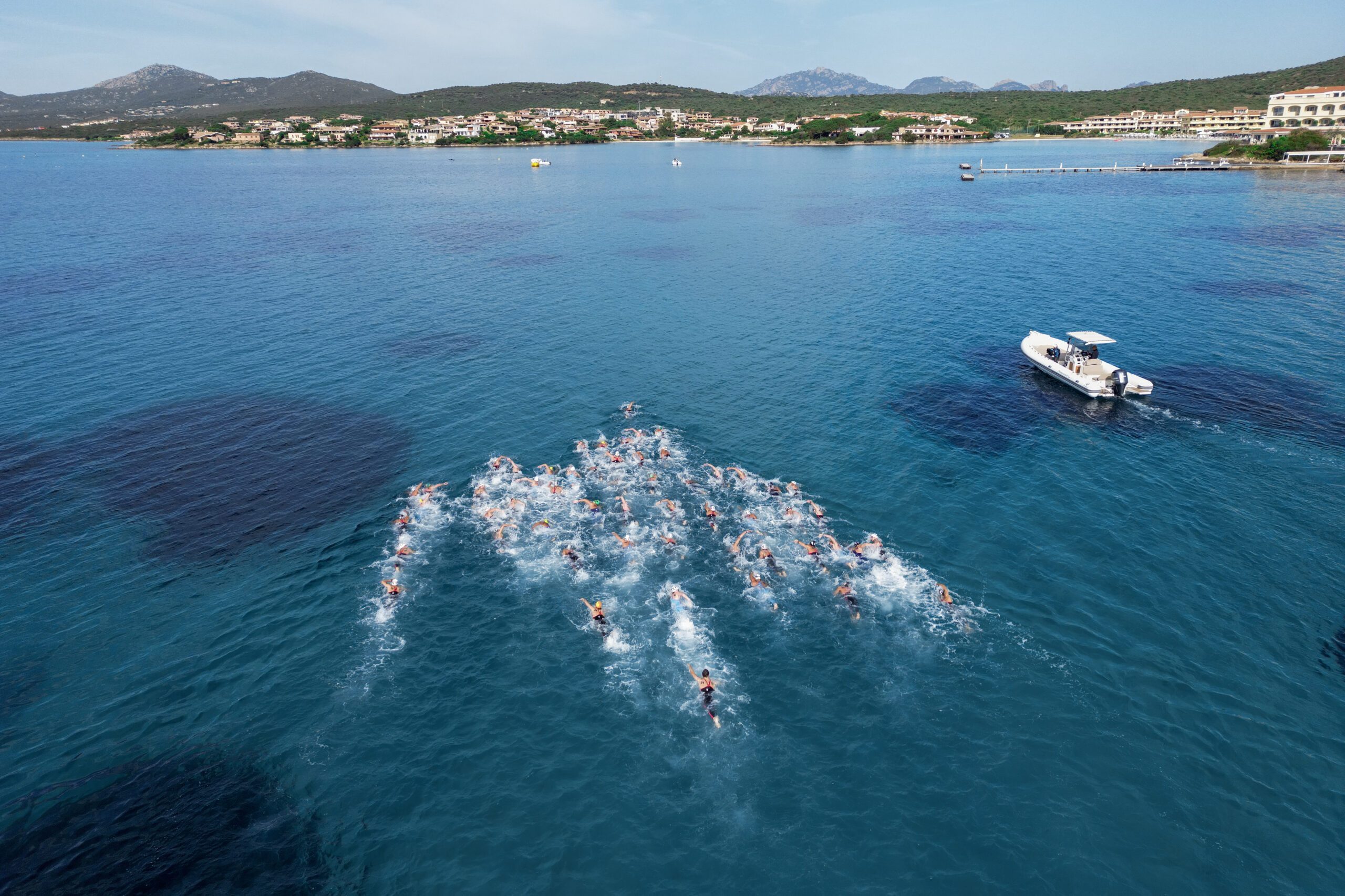 Athletinnen beim 10km Freiwasserrennen 2024 in Sardinien