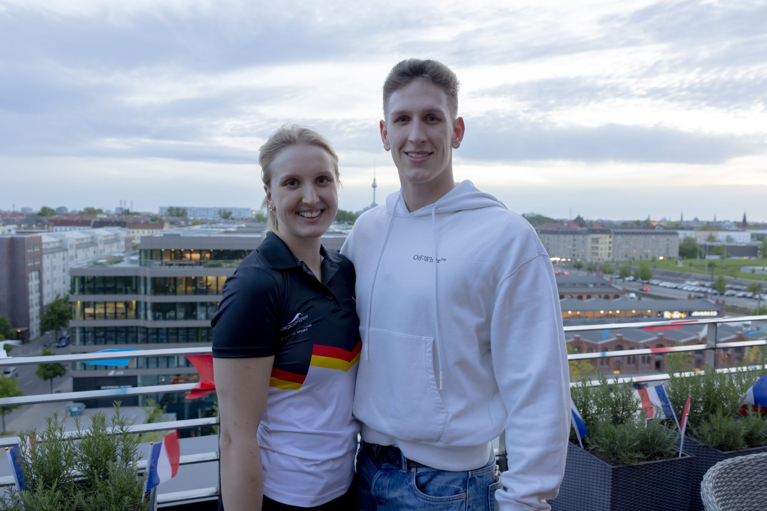 Die Geschwister Leonie und Lukas Märtens stehen über den Dächern von Berlin