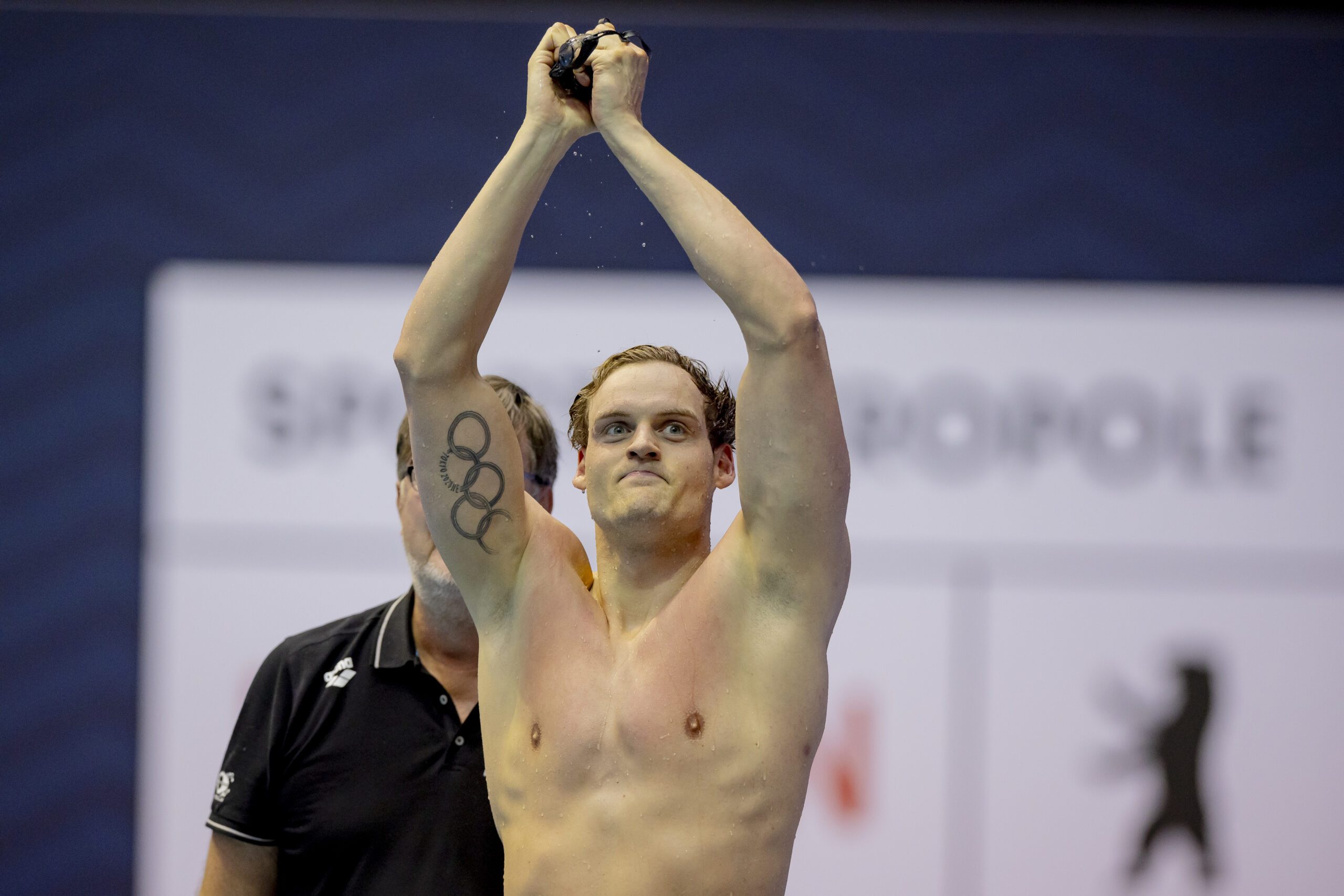 Marek Ulrich reckt die Arme in die Luft, nachdem er die Olympianorm geknackt hat