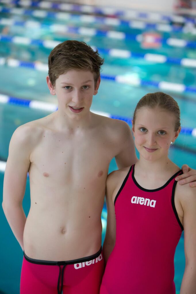 Lukas Märtens und Schwester Leonie als Kind. Gemeinsam lernten sie schwimmen, nun fahren sie beide zu Olympia