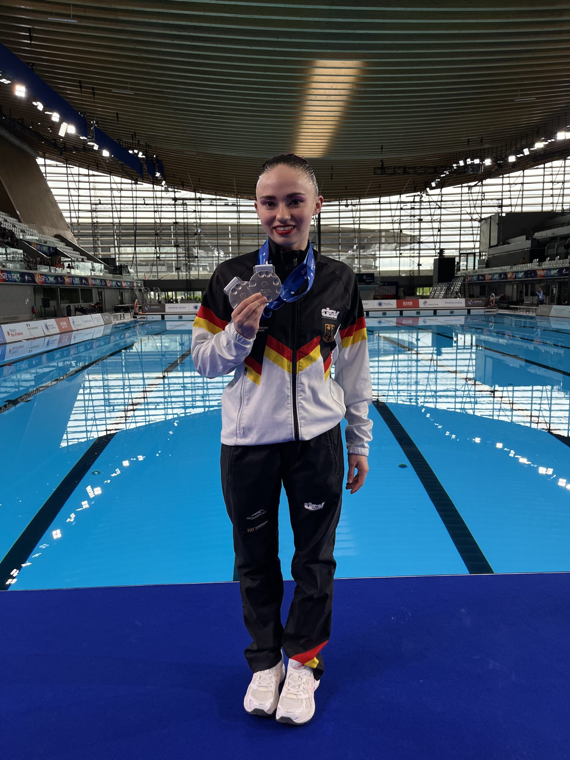 Klara Bleyer gewinnt zweimal silber beim Weltcup und zeigt stolz ihre Medaillen