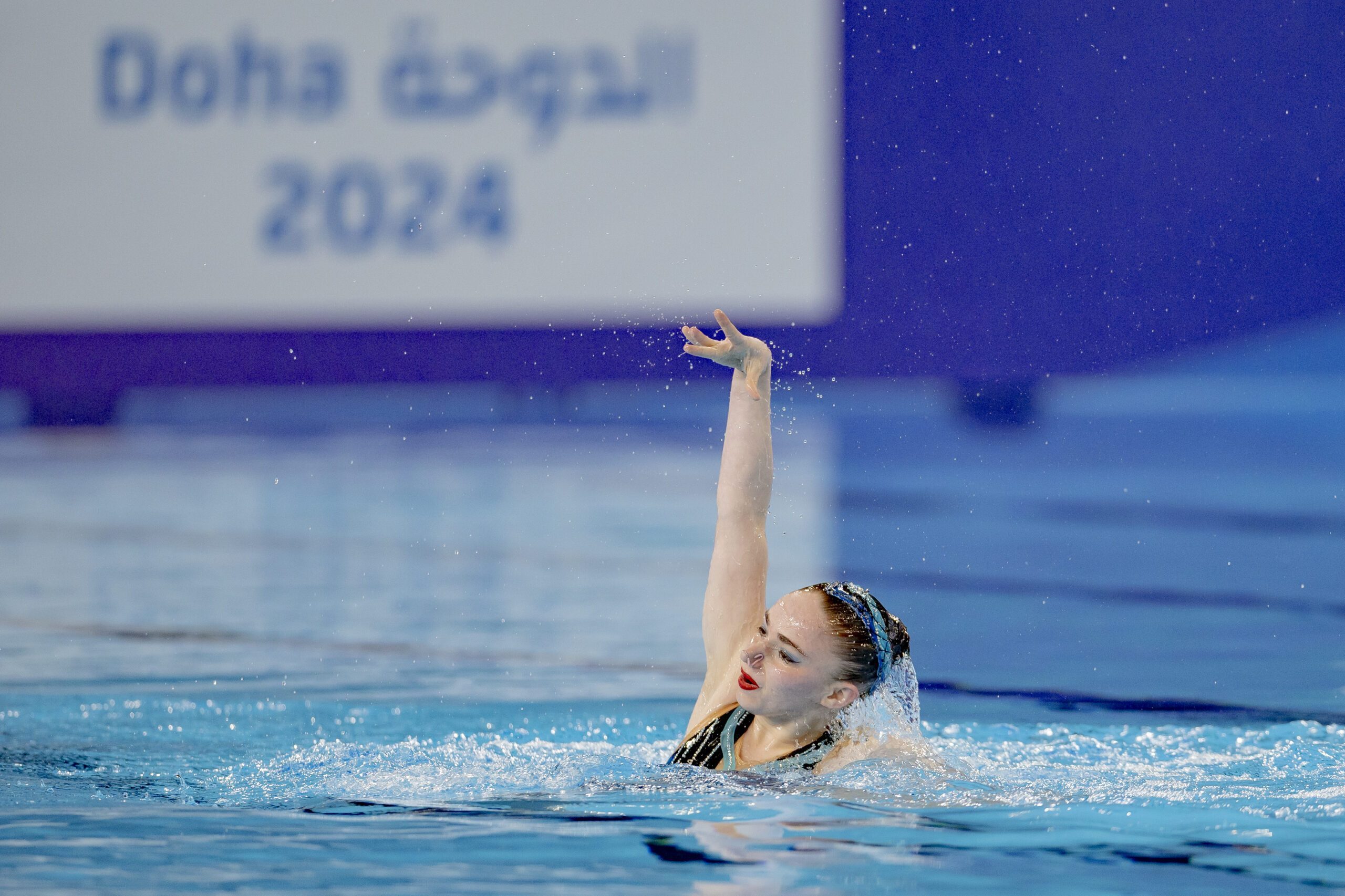 Klara Bleyer zeigt im Wasser ihre Solokür