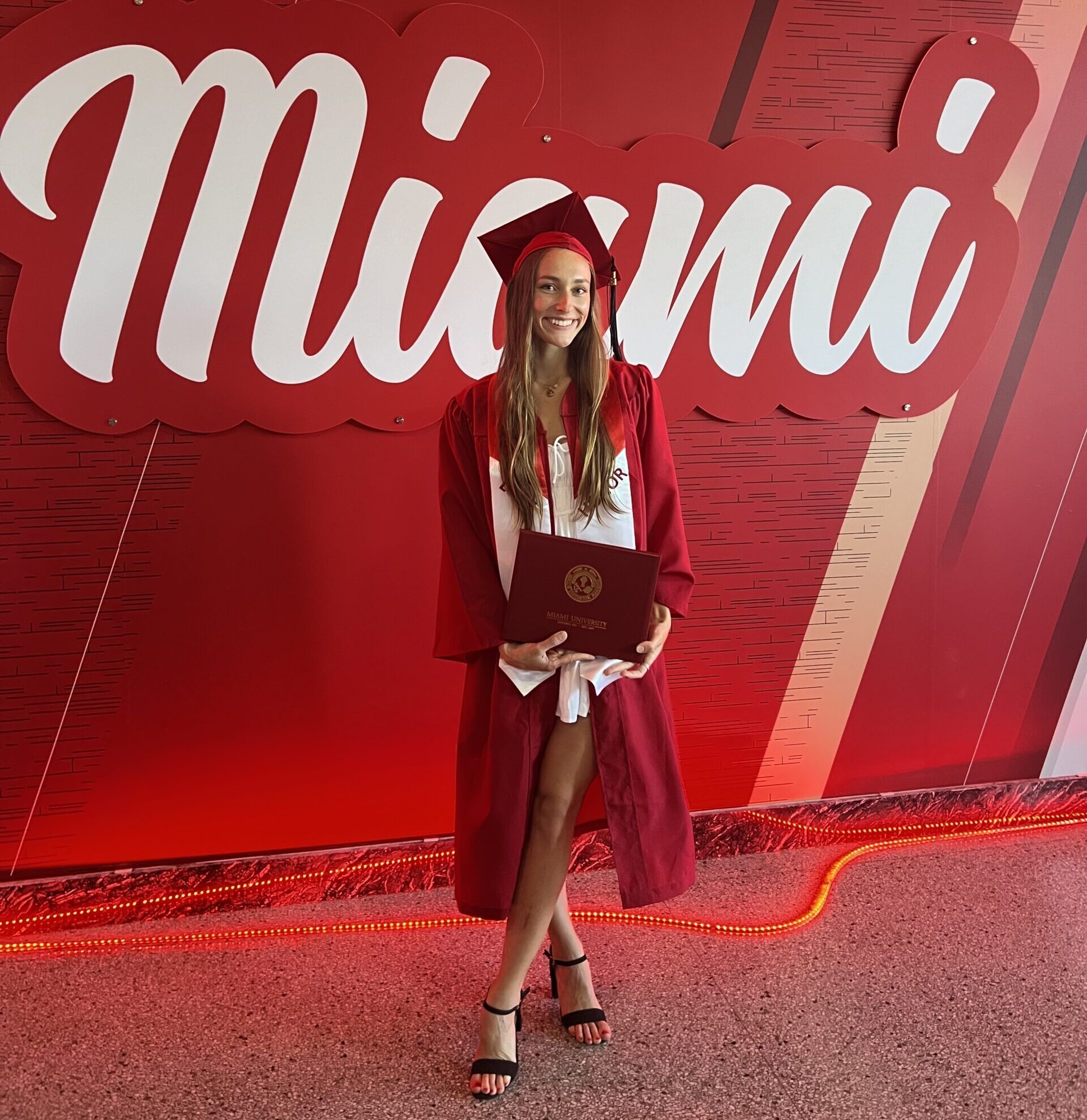 Nicole Maier mit ihrem Bachelor-Diplom in Cap and Gown