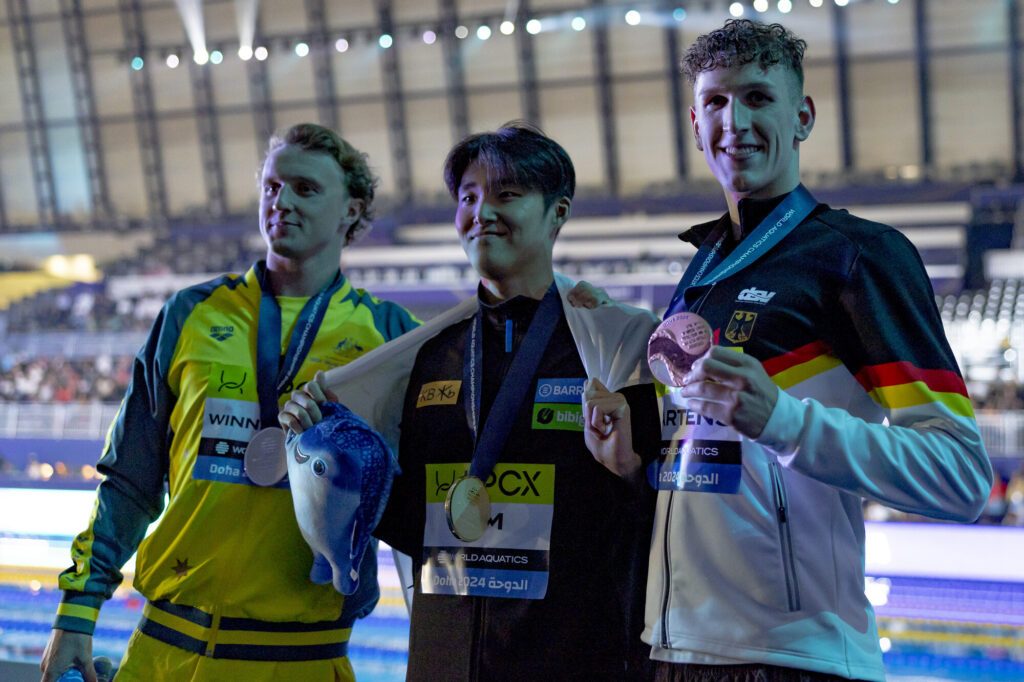 Mit WM-Bronze sorgte Lukas Märtens für einen gelungenen WM-Auftakt. Seine Zufriedenheit ist ihm anzusehen bei der Siegerehrung