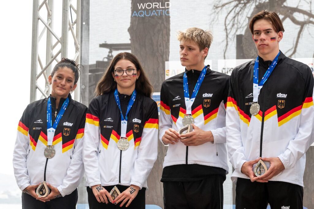 Laura Marie Blumenthal Haz, Sydney Savannah Ferch, Jonas Lieschke und Moritz Erkmann bei der Siegerehrung