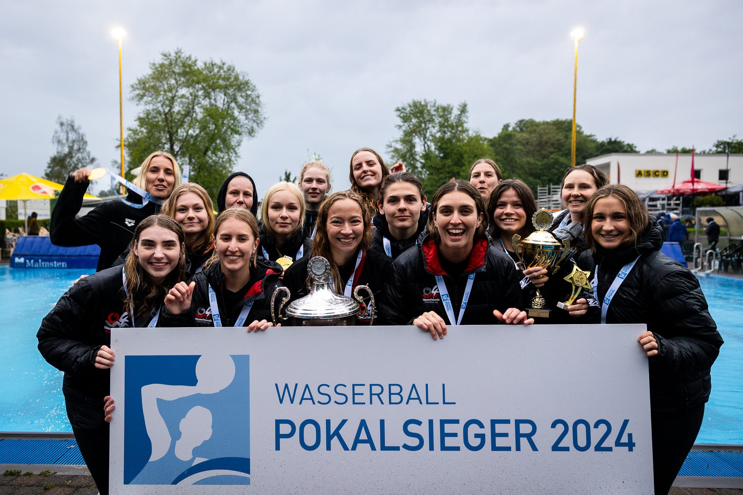 Die Frauen der Wasserfreunde Spandau 04 jubeln mit dem Pokal über ihren Sieg