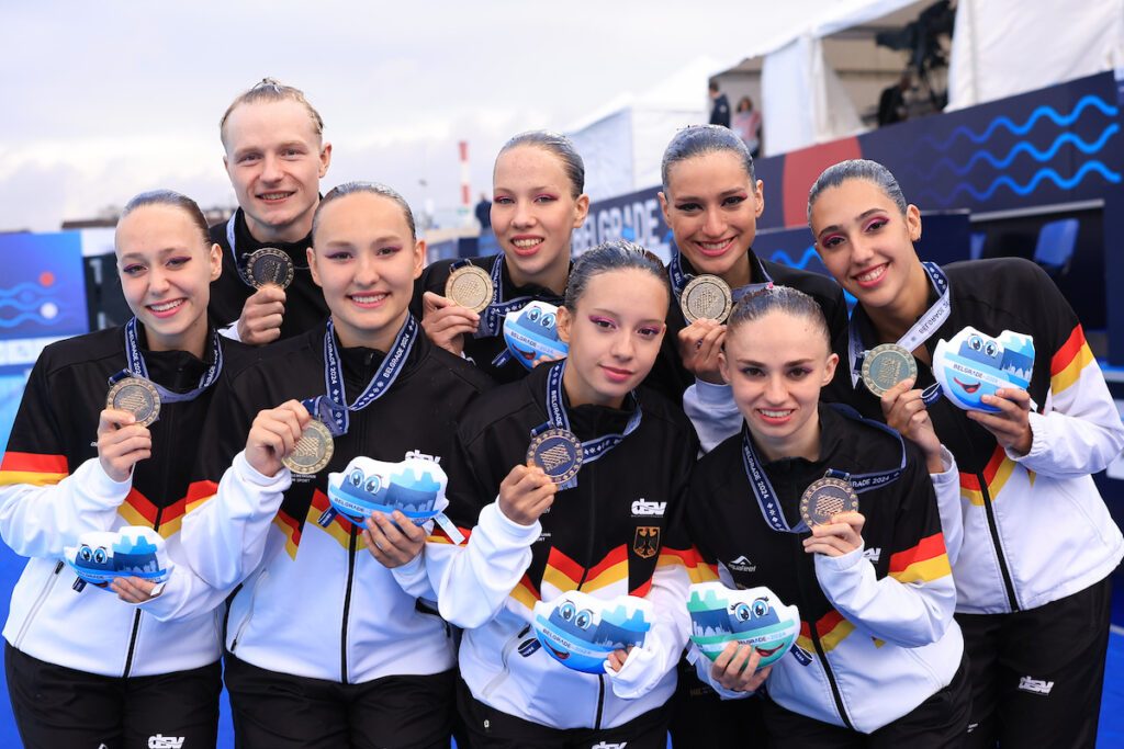 Die Europameister*innen im Synchronschwimmen beim Gruppenfoto mit der Goldmedaille