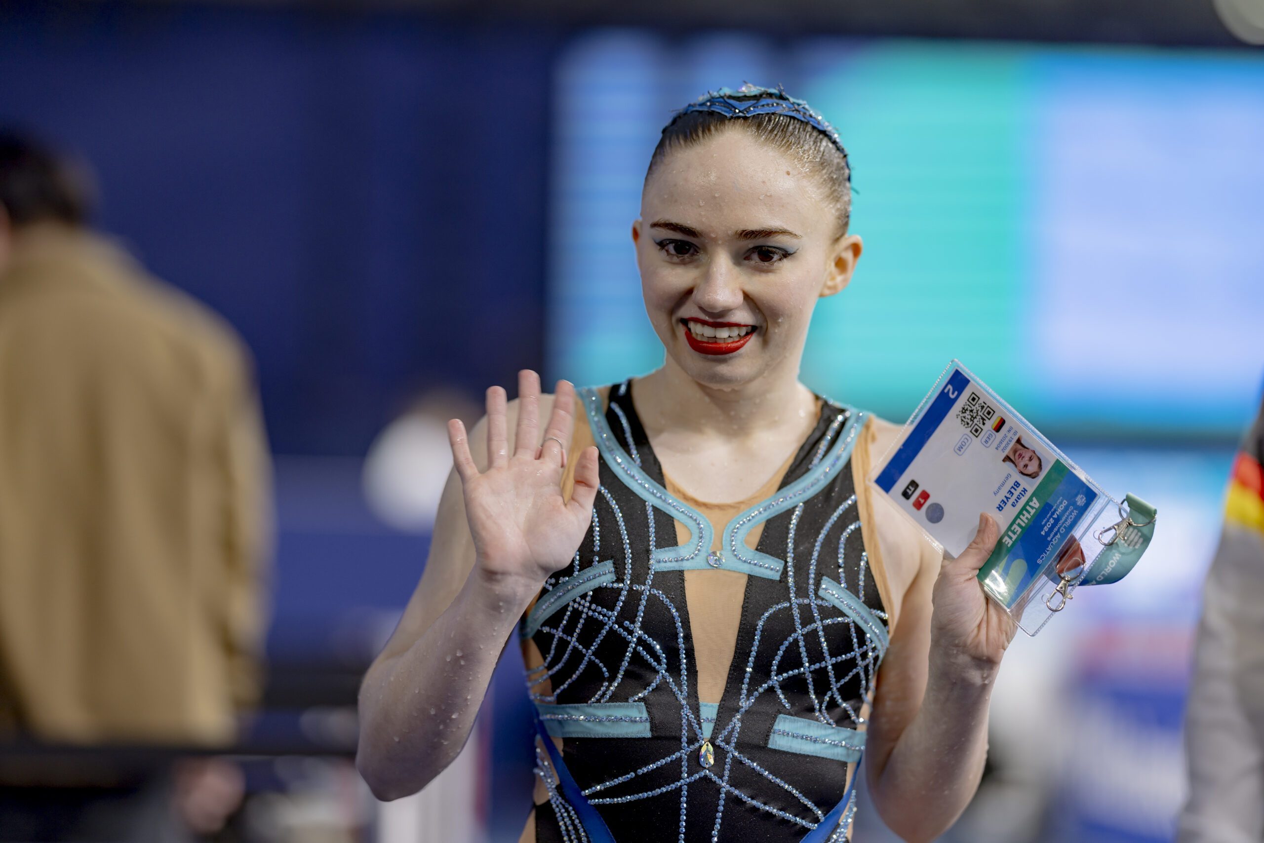 Klara Bleyer winkt nach ihrer Solo-Kür bei der WM in Doha in die Kamera