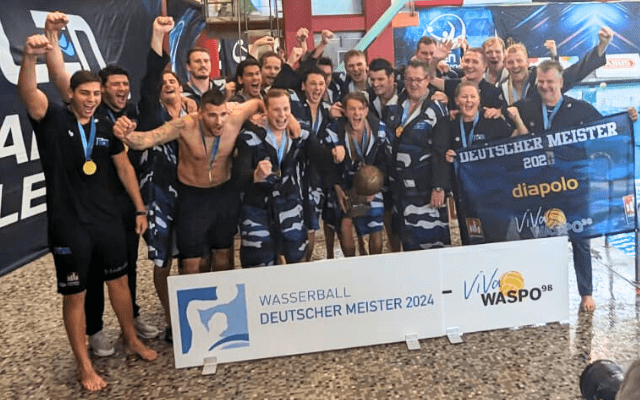 Waspos Wasserball-Männer feiern den Titeltriumph mit dem Meisterpokal in der Schöneberger Schwimmhalle