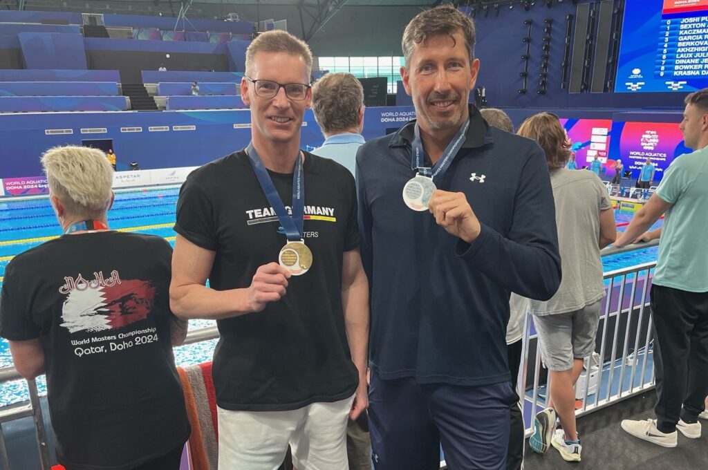 Frank Gruner und Stev Theloke zeigen ihre Medaillen von der Masters-WM 2024 in Doha