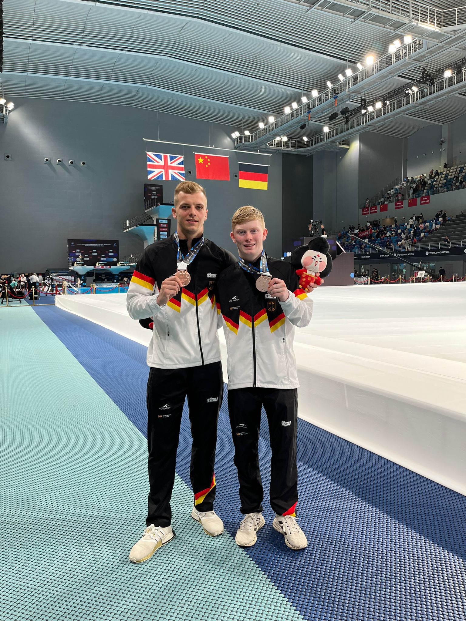 Turmspringer Timo Barthel und Jaden Eikermann mit ihren Bronzemedaillen beim Weltcupfinale in Xi'an (CHN).