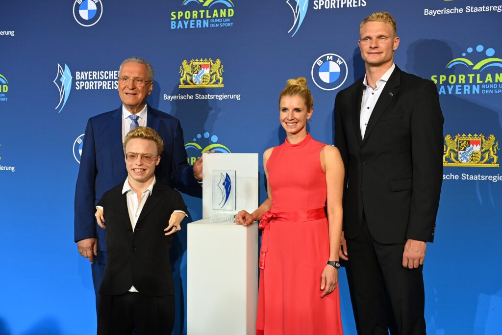 Beim Bayerischen Sportpreis ehrt Innenminister Joachim Herrmann die Paris-Sieger*innen Josia Topf, Jessica von Bredow-Werndl und Oliver Zeidler (v.r.)