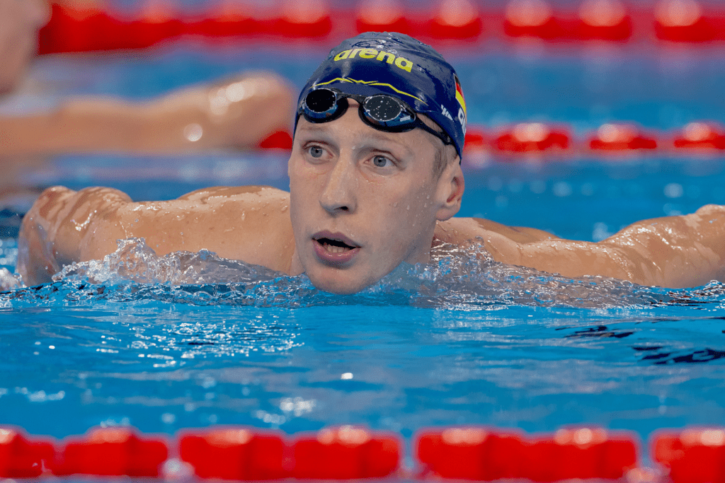 Florian Wellbrock klettert aus dem Wasser