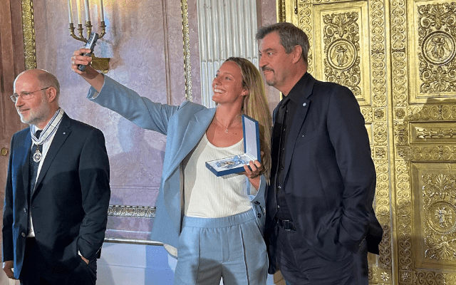 Leonie Beck erhält in München den Bayrischen Verdienstorden, anschließend macht sie ein Selfie mit Landesvater Markus Söder