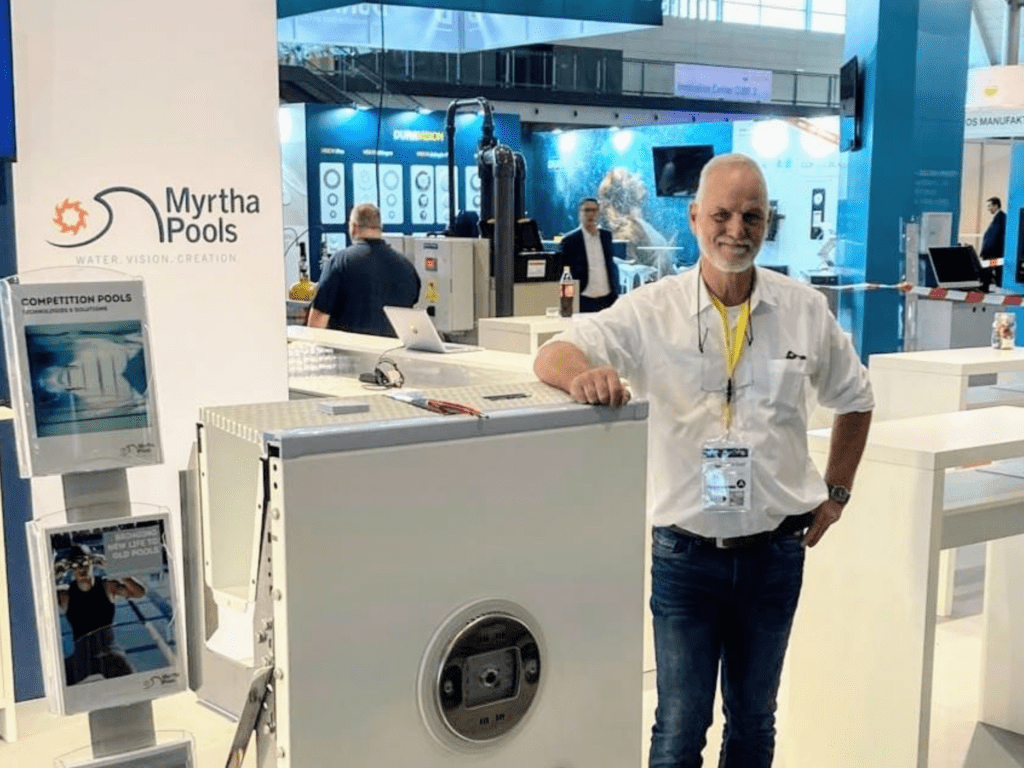 Myrtha-Vertriebsleiter Norbert Tharra auf der Messe Interbad in Stuttgart