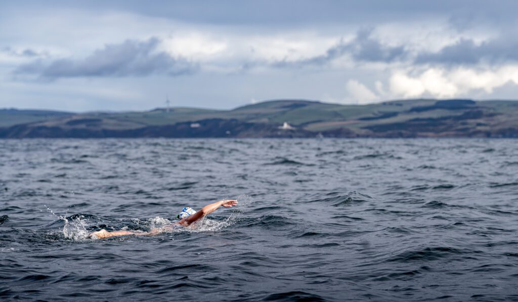 Nathalie Pohl erreich das schottische Festland nach über elf Stunden Schwimmen bei nur 14 Grad Wassertemperatur