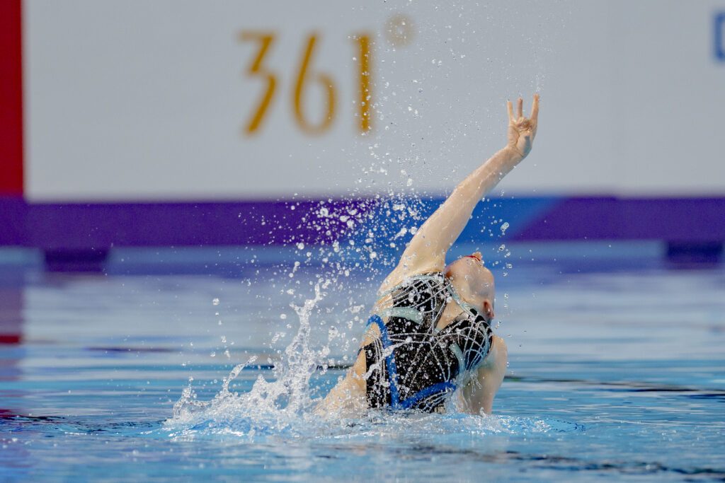 Synchronschwimmerin Klara Bleyer während ihrer Kür