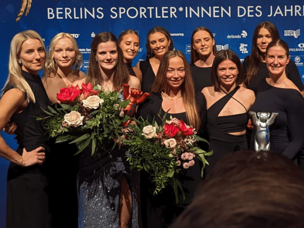 Im Vorjahr landeten Wasserspringerin Elena Wassen (3.v.l.) und auch Spandaus Wasserballfrauen bei der Berliner Sportlerwahl weit vorn und standen auf dem Podest