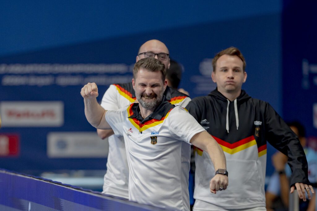 Bundestrainer Christoph Bohm ist die Freude anzusehen nach dem Synchronspringen der Männer vom Turm