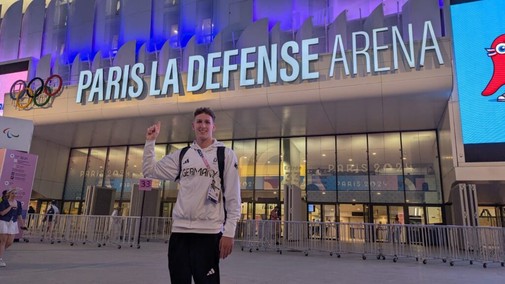 Lukas Märtens am Eingang der La Défense Arena