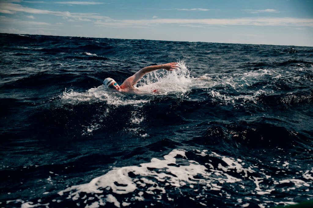 Andreas Waschburger schwimmt vor Hawaii trotz heftiger Wellen neuen Rekord