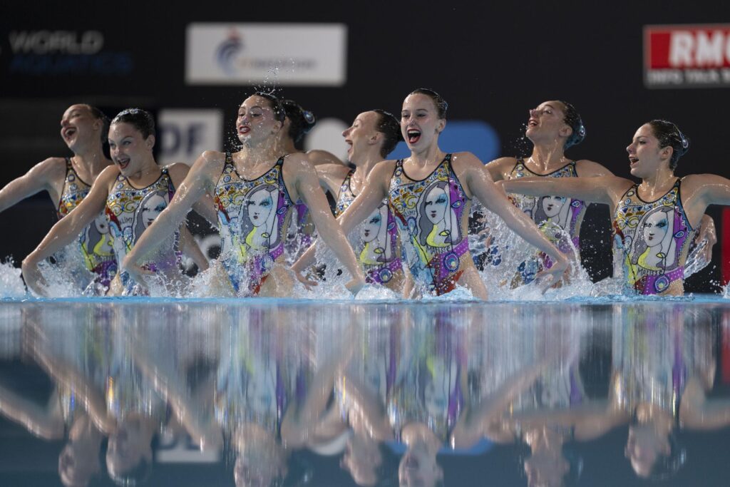 Das französische Team im Synchronschwimmen beim Weltcup 2024 in Paris