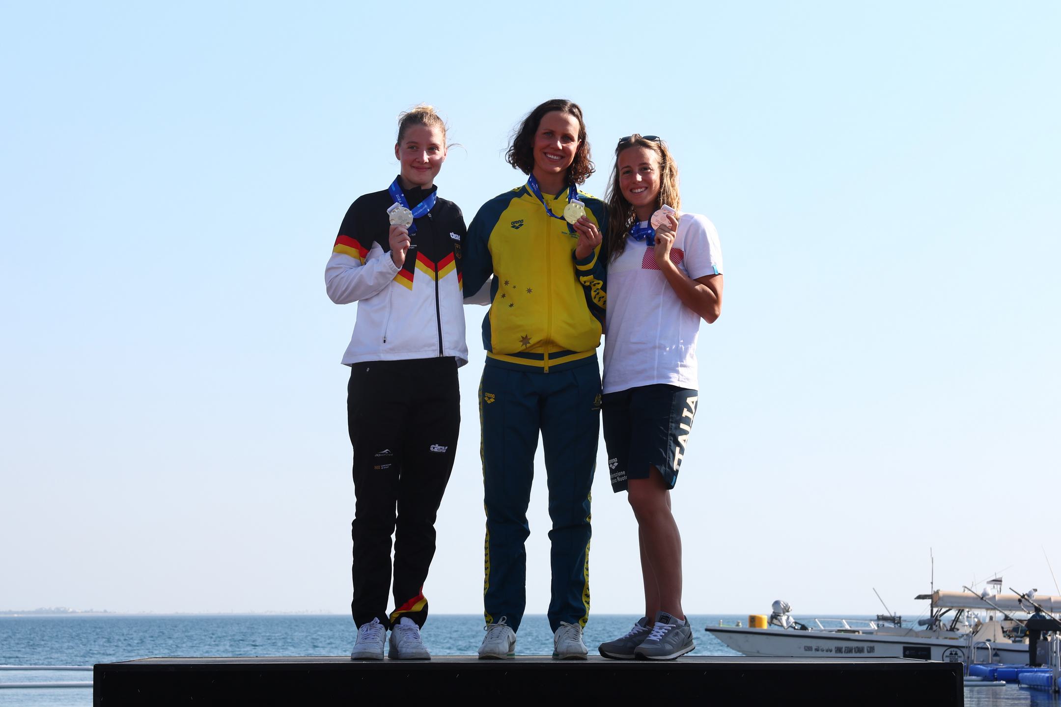 Lea Boy mit den anderen zwei Platzierten bei der Siegerehrung des Freiwasser-Weltcups in Neom