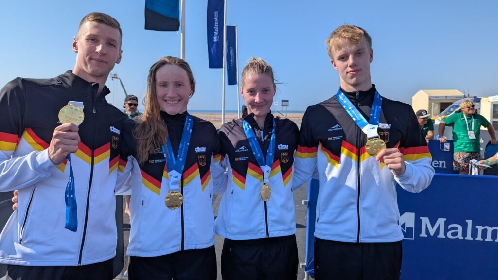 Das deutsche Freiwasserteam mit Florian Wellbrock, Jeannette Spiwoks, Lea Boy und Arne Schubert posiert mit den Goldmedaillen vom Weltcupfinale 2024 in Saudi-Arabien