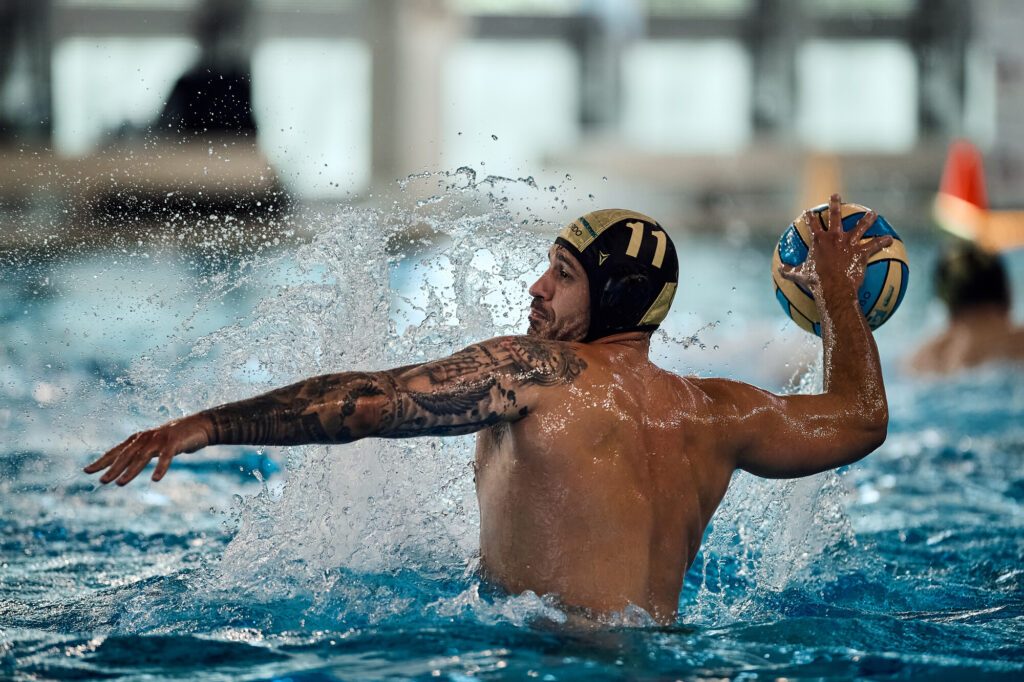 Wasserballer Balazs Sipos vom SV Ludwigsburg 08 beim Torwurf