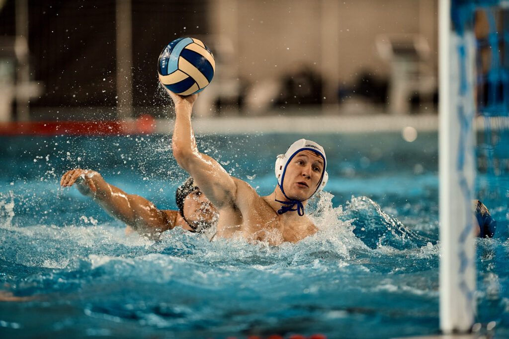 Eine Szene aus der Wasserball-Bundesligapartie Waspo Hannover gegen dien SV Ludwigsburg, ein Spieler aus Hannover wirft den Ball beim Torversuch