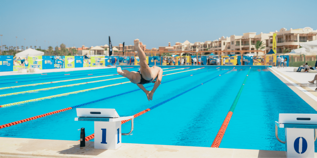 En Schwimmer springt vom Startblock ins Becken im neuen Trainingszentrum von ONEflow Aquatics in Soma Bay in Ägypten