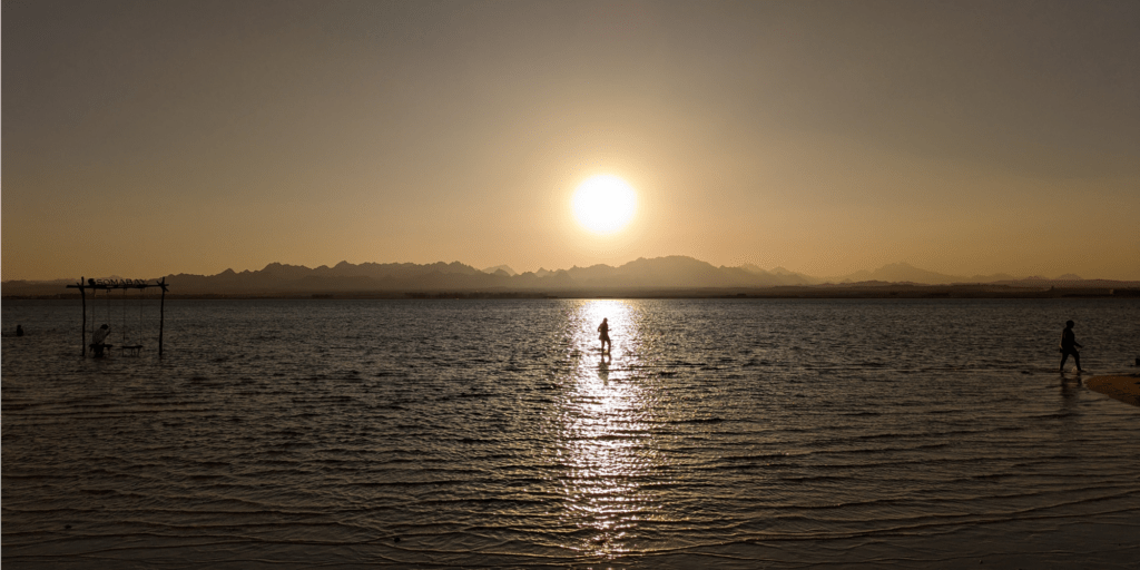 In Soma Bay in Ägypten geht die Sonne hinter den Bergen unter und taucht das Meer in schönes Abendlicht