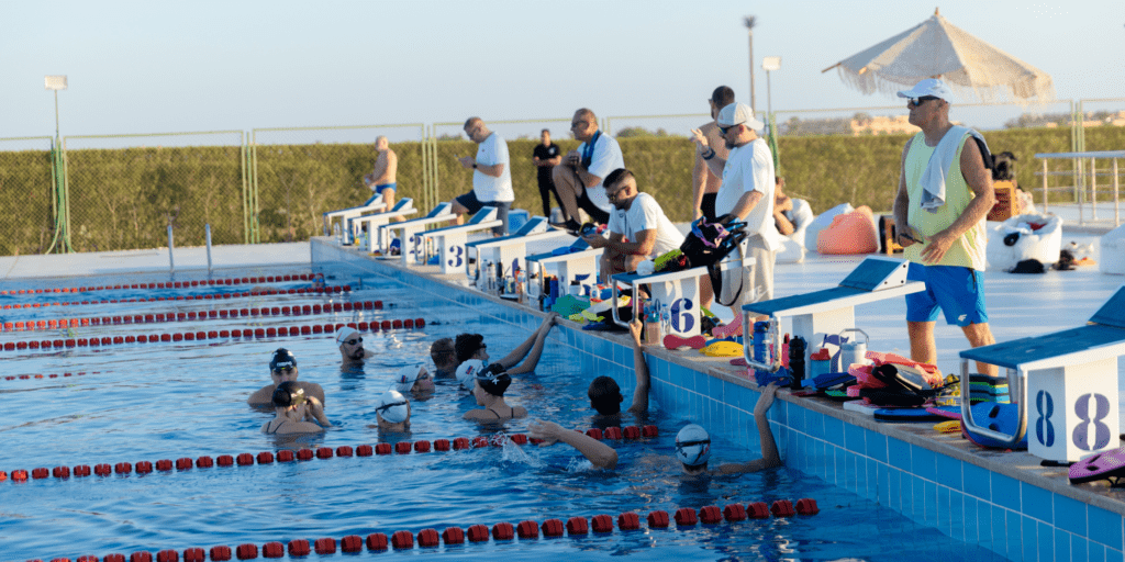 Eine Gruppe von Schwimmer*innen trainiert im neuen Trainingszentrum von ONEflow Aquatics in Soma Bay in Ägypten