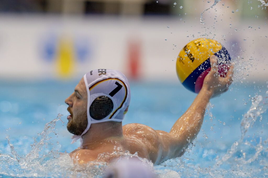 Wasserballer Denis Strelezkij aus Deutschland wirft den Ball im Spiel gegen Malta beim Weltcup 2023 in Berlin