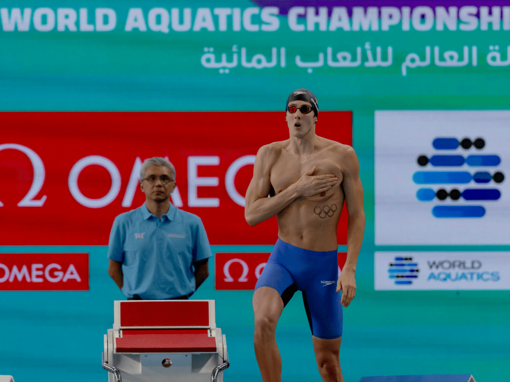 Der deutsche Schwimmer Lucas Matzerath haut sich vor dem Start seines WM-Rennens 2024 in Doha auf die Brust, um sich zu motivieren