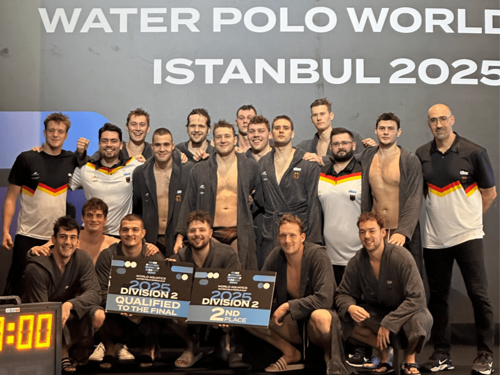 Teamfoto der deutschen Wasserballmänner beim Weltcupturnier 2024 in Istanbul