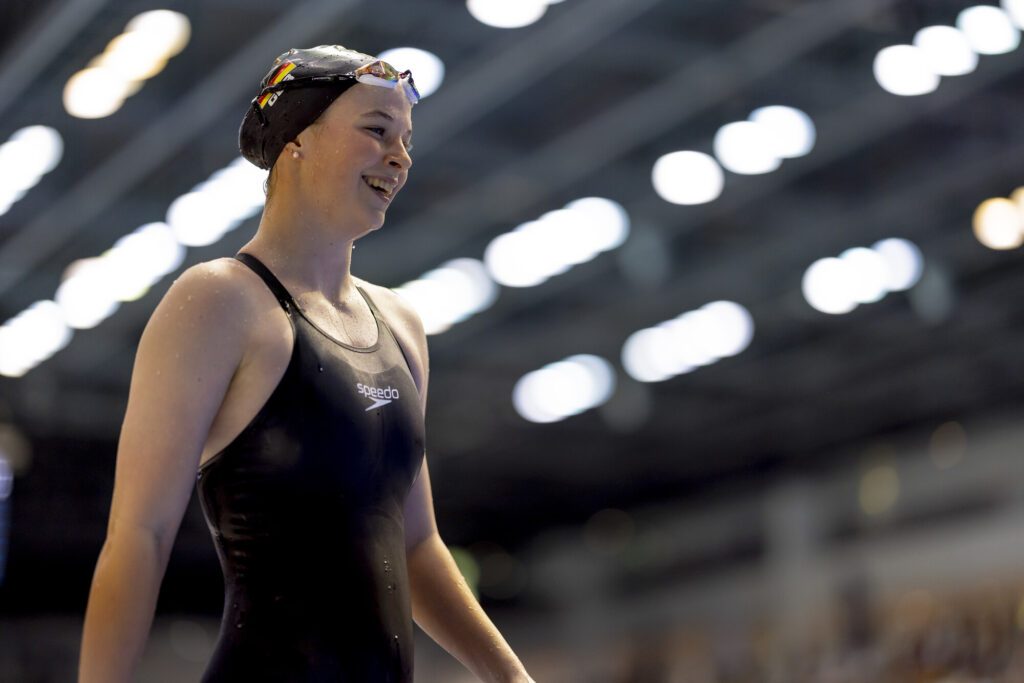 Schwimmerin Maya Werner vom SV Vikar Heidelberg strahlt nach einem guten Rennen bei den Deutschen Meisterschaften 2024 in Berlin