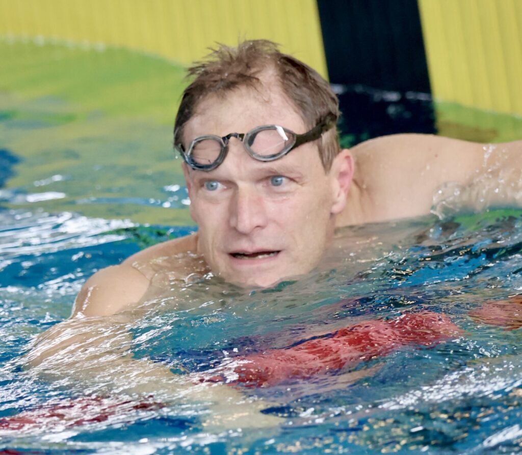 Lars Renner mit Schwimmbrille auf dem Kopf