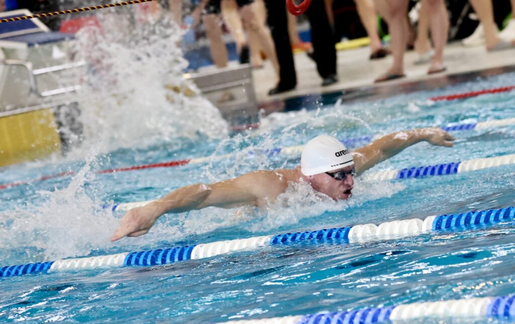 Lars Renner schwimmt Schmetterling