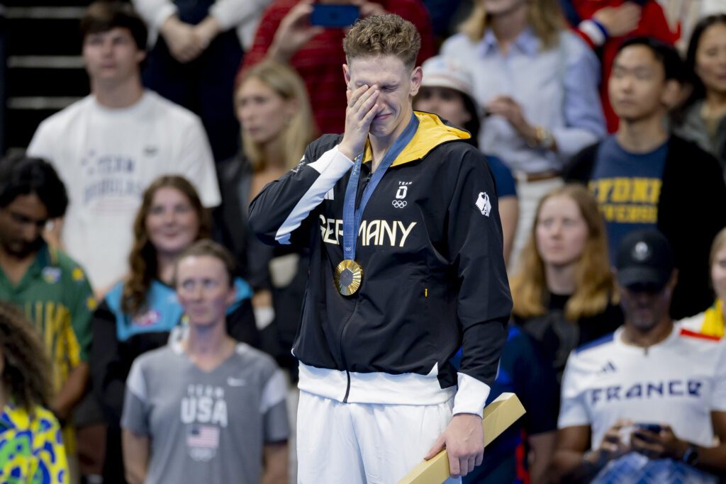 Lukas Märtens wird bei der olympischen Siegerehrung von seinen Emotionen zum Titel übermannt.