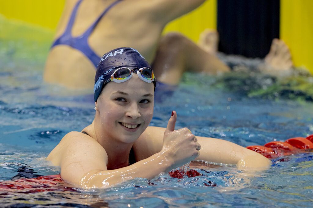 Schwimmerin Maya Werner zeigt nach einem erfolgreichen Rennen bei den Deutschen Meisterschaften 2024 noch im Becken den Daumen nach oben