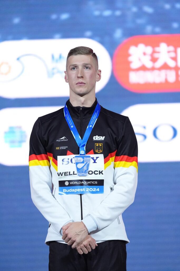 Florian Wellbrock mit seiner WM-Silbermedaille bei der Siegerehrung.