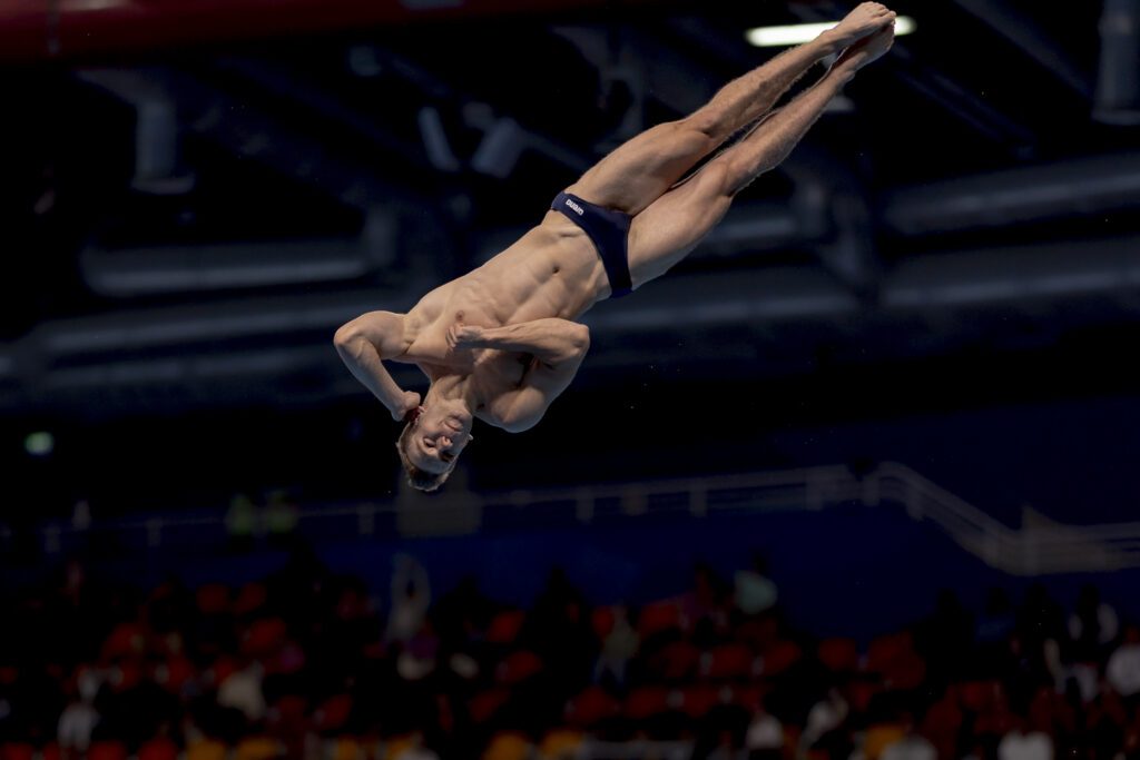 Wasserspringer Moritz Wesemann aus Deutschland springt bei der WM 2024 in Doha im Finale vom 3-Brett