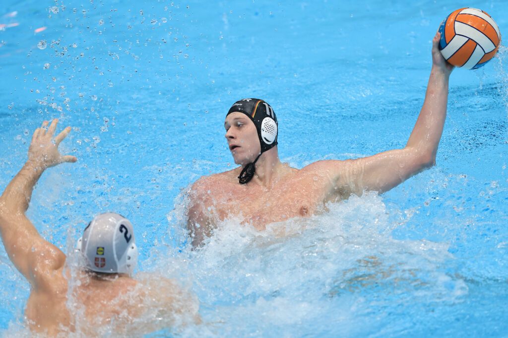 Der deutsche Wasserballer Niclas Schipper wirft den Ball aufs Tor im EM-Spiel 2024 gegen Malta