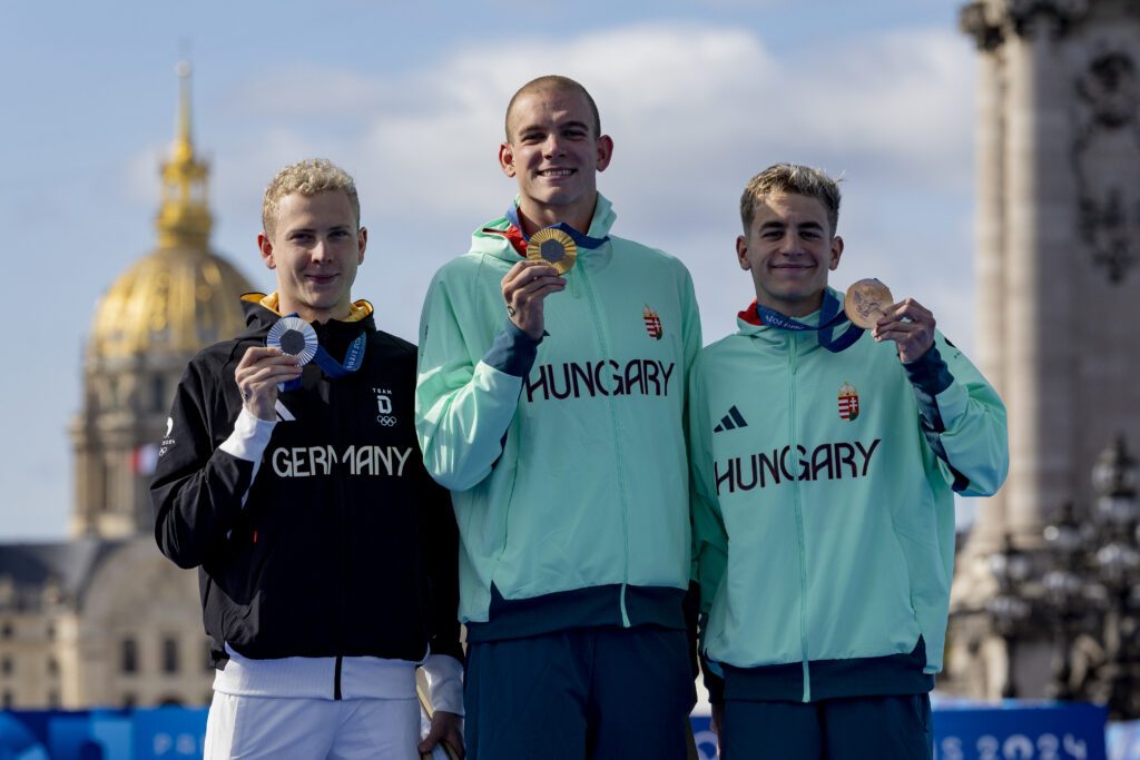 Oliver Klemet auf dem Olympischen Siegertreppchen mit dem Gold- und Bronzemedaillengewinner aus Ungarn.