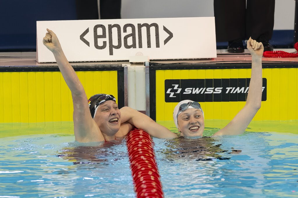 Lena Ludwig (l.) und Hannah Schneider freuen sich über Gold und Bronze über 200m Brust bei der JEM in Litauen